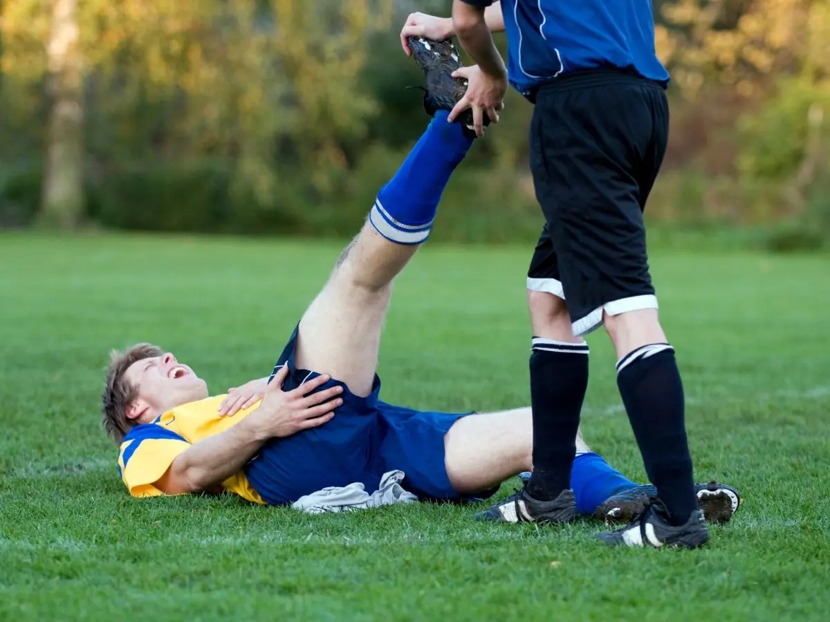 blessé terrain de foot - cabinet mescam - avocat spécialisé en réparation du dommage corporel